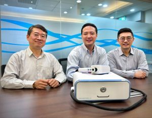 AI 醫療新創安盟生技創業團隊以及即將正式推出的「透視美肌／SeeKIN」，將運用領先全球的 OCT 技術結合 AI 演算法，為皮膚科與醫學美容帶來破壞式創新。（圖中由左至右：安盟生技科學長黃升龍、執行長馬永霖、技術長呂志偉）